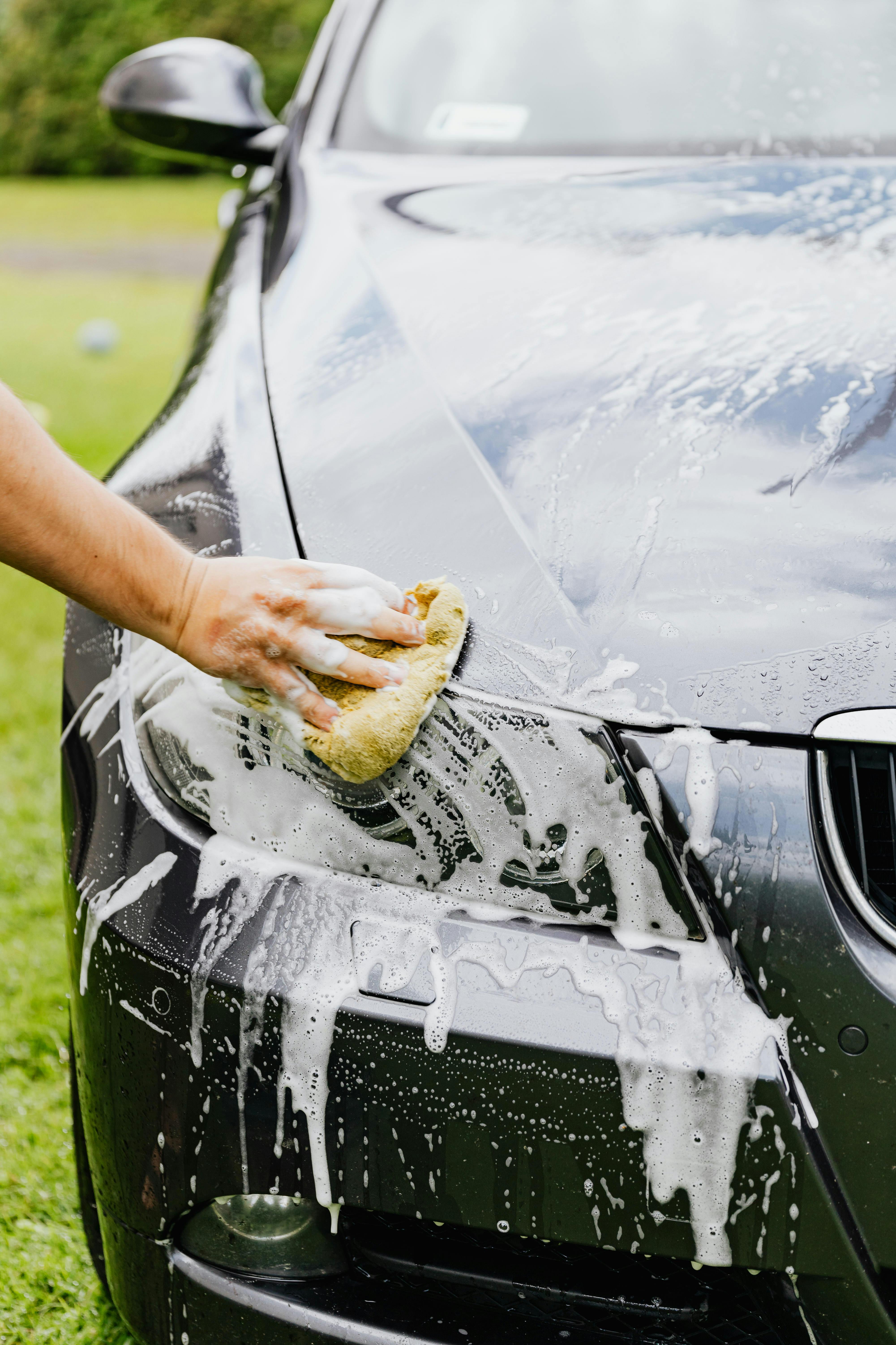 Lavage d'un véhicule à la main